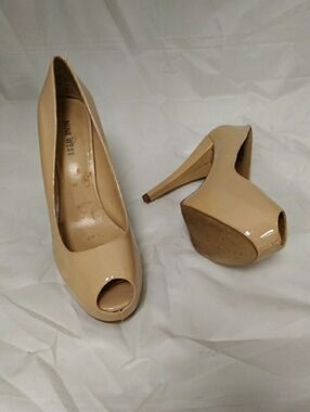 Nine West Kaboose Tan Patent Peep Toe Platform Pumps 8M